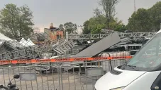 VIDEO: Colapsa escenario en alcaldía Gustavo A. Madero previo a show del Día de la Madre