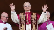 Los dos clubes de la MLB en Chicago &quot;pelean&quot; por el Papa León XIV