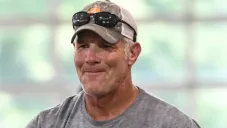 Demanda por difamación de Brett Favre contra el auditor de Mississippi seguirá adelante