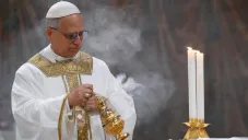 El líder de la Iglesia católica llegó cargando una cruz a la Capilla Sixtina.