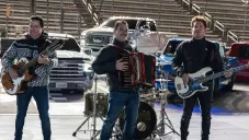 Los Alegres del Barranco sí podrán cantar narcocorridos; ganan demanda a Michoacán