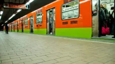 Metro CDMX: menor embarazada sorprende al dar a luz en plena estación