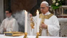 El Santo Padre volvió a recordar a su antecesor en una misa fuera del Vaticano.