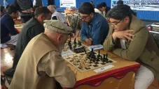 El gobierno talibán prohíbe el ajedrez en Afganistán por 'promover apuestas de dinero'