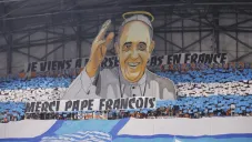 ¡Homenaje hasta el cielo! Olympique de Marsella lanzó un tifo en honor al Papa Francisco