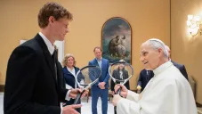 El Papa León XIV se encuentra con Jannik Sinner; el número uno del mundo le regala una raqueta