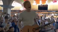 El compositor ofreció un pequeño concierto sorpresa.