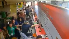 VIDEO: Mujer regresa por su Coca-Cola tras explosión en mercado de Xalapa