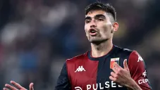 Johan Vásquez sale lesionado del duelo ante Atalanta tras acción defensiva