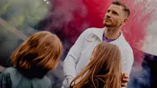¡Emotivo! Hija de Jan Vertonghen sujeta el tablero para despedida de su padre