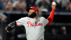 Filis suspenden al cerrador José Alvarado por 80 juegos