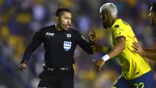 ¡Polémico gol! Anotación de Cristian Borja viene precedida de un posible mal saque de banda