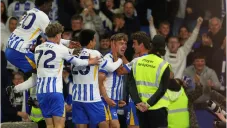Brighton vence al campeón Liverpool con gol de último minuto de Jack Hinshelwood