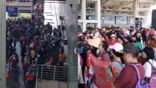 CNTE irrumpe en el AICM: vandalismo y amenazas de plantón indefinido