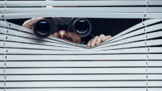 ¿Sabías que espiar a tus vecinos en CDMX puede costarte una multa o hasta arresto?