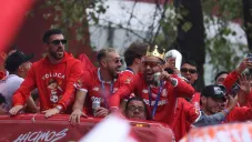 Jugadores de Toluca festejan con 'beso grupal' el campeonato