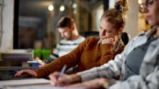 Aburrirse es bueno: la ciencia revela por qué tu cerebro lo necesita