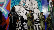 La llegada de las fuerzas federales a un espacio de cultura indignó a la gente.