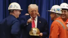 El mandatario se reunió con gente de la industria, quien le mostró su apoyo.