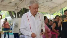 Reaparece López Obrador: Vota en Palenque con todo y acordeón electoral