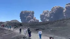VIDEO: Monte Etna hace erupción frente a turistas