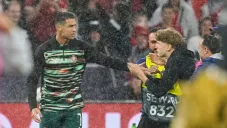 Cristiano Ronaldo esquiva a aficionado que invadió cancha para tomarse foto con él