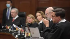 A parte de su salario, tienen buenas prestaciones mensuales.