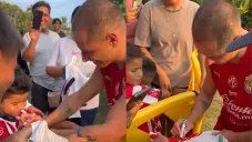 Chicharito se roba el show con Chivas por gesto con aficionados