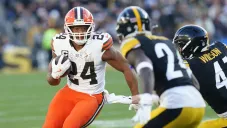 Houston Texans firman al corredor Nick Chubb con un contrato a un año