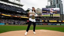 Dominik Mysterio lanza la primera bola en el triunfo de los Padres