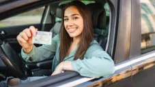 ¿Cuál es la edad mínima y los requisitos para tramitar la licencia de conducir en México?