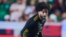 ¡Le jalan las greñas al 'Chino'! César Huerta vive chusco momento con aficionado