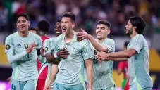 La Selección Mexicana, con doblete de César Montes, vence a Surinam y clasifica a Cuartos