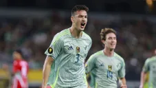 César Montes festeja su doblete ante Surinam: 'Que vengan más goles'