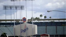 Expulsan a agentes de inmigración del estacionamiento del Estadio de los Dodgers