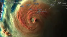 Autoridades llaman a la población a tomar precauciones por los fuertes vientos.