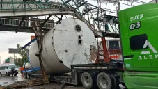 Precaución para automovilistas: autoridades recomiendan usar vías alternas ante el cierre por accidente con tráiler.