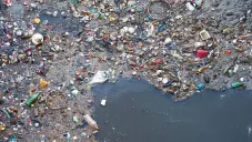 Japón desarrolla plástico que se disuelve en agua de mar y no deja microplásticos