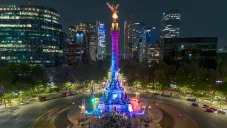 El Ángel de la Independencia requiere de un escalón nuevo cada año por el hundimiento.