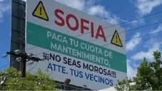 Al parecer si es grande la deuda como para ponerle un cartel en público.