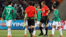 Árbitro de Sudáfrica 2010 sobre gol de Argentina a México en fuera de lugar: &quot;Estaban hechos mie...&quot;