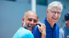 Arsène Wenger visita a Manchester City en su concentración de Mundial de Clubes