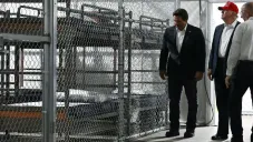 La prisión improvisada en una pista de aterrizaje solo tiene una entrada y una salida.