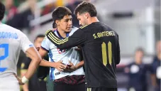 Fanático de Cruz Azul invade la cancha para saludar a Santiago Giménez
