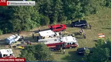 La aeronave cayó en una zona boscosa que complica las labores de rescate.