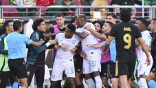 Ochoa sufre agresión de jugador hondureño; Javier Aguirre ‘da la cara’ por Memo