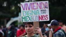 Manifestación contra la gentrificación en CDMX termina con violencia y agresiones a Luisito Comunica