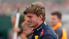 ¡Un león en Silverstone! Con vuelta perfecta, Verstappen se queda con la pole en Gran Bretaña