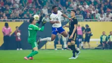 ¡Casi regala el segundo! Luis Ángel Malagón titubea ante Estados Unidos y para balón con la cara