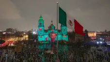 Ya están en el Zócalo las esculturas gigantes por los 700 años de Tenochtitlán